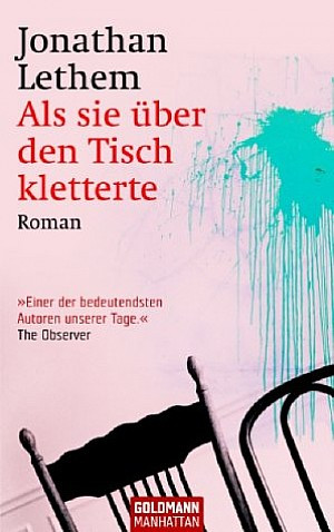 Als sie über den Tisch kletterte