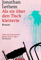 Als sie über den Tisch kletterte